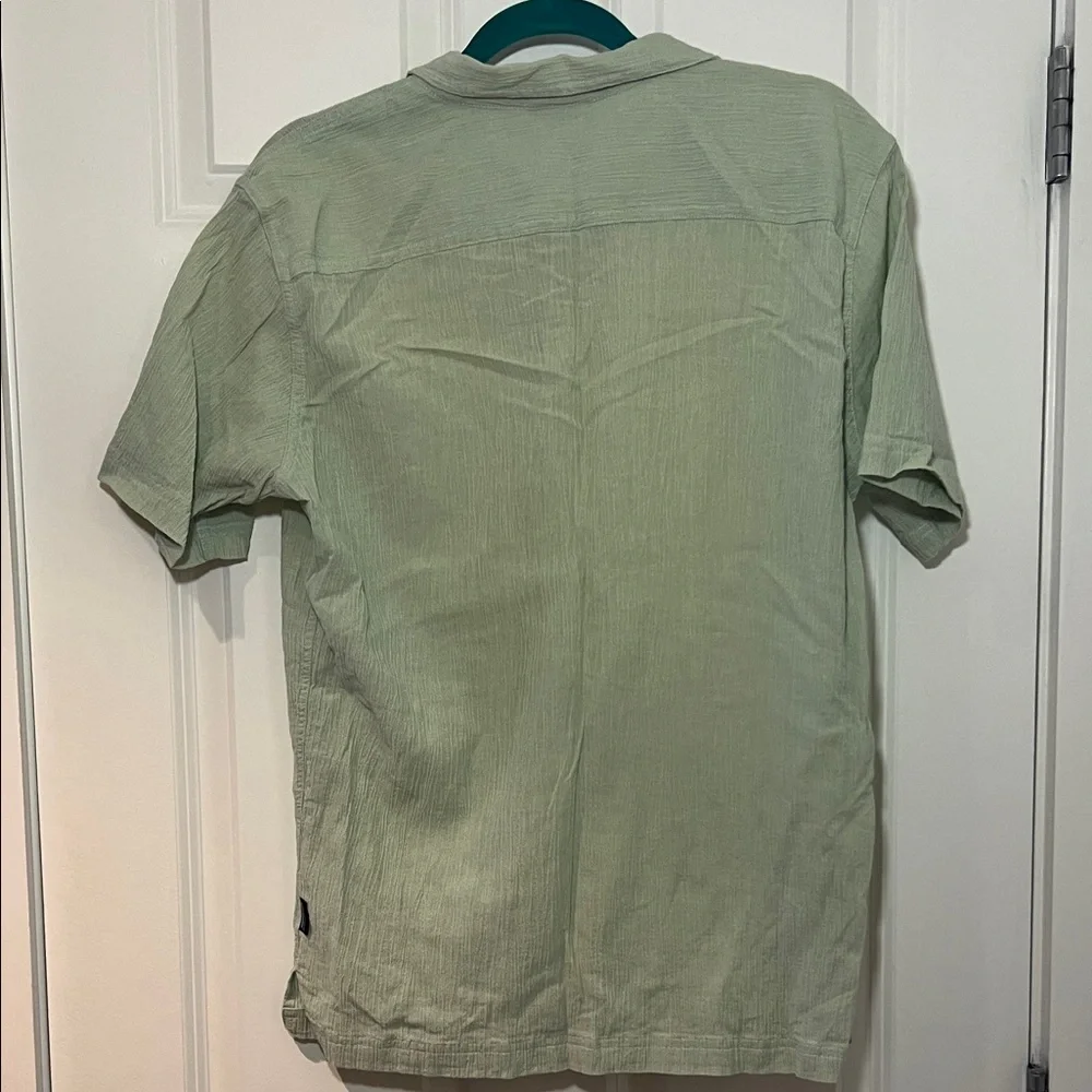Patagonia Men's Light Green Casual Button-Down Shirt - Picture 3 of 3